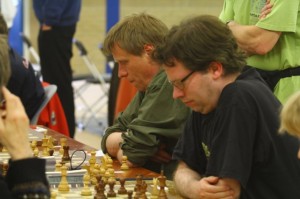 Meester Jaap van der Tuuk in opperste concentratie, geflankeerd door grootmeester Dimitri Reinderman (rechts) tijdens het OKU 2013.