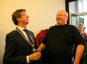 De voormalige burgemeester Wolffsen feliciteert Ed al vast met zijn behaalde succes.