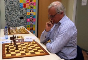 Harm-Theo in een typische schaakhouding